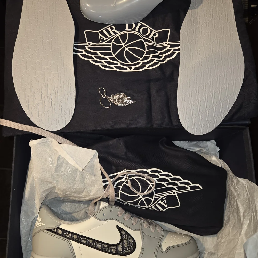 Jordan 1 Retro Low Dior Sneakers - Picture 2 of 7